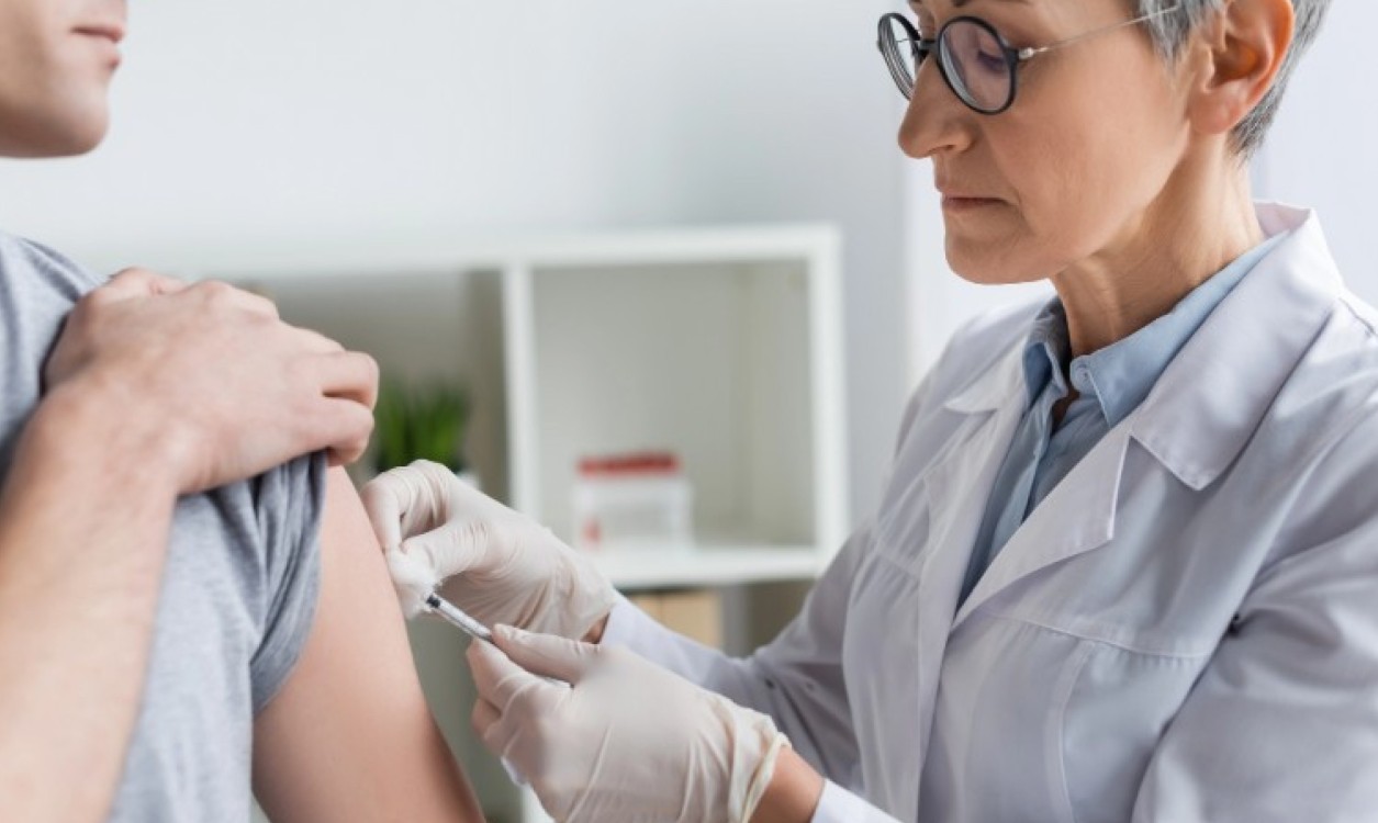 Ixchiq: EMA revoca il limite d’età per il vaccino contro la chikungunya, ma raccomanda l’uso solo se il rischio è elevato